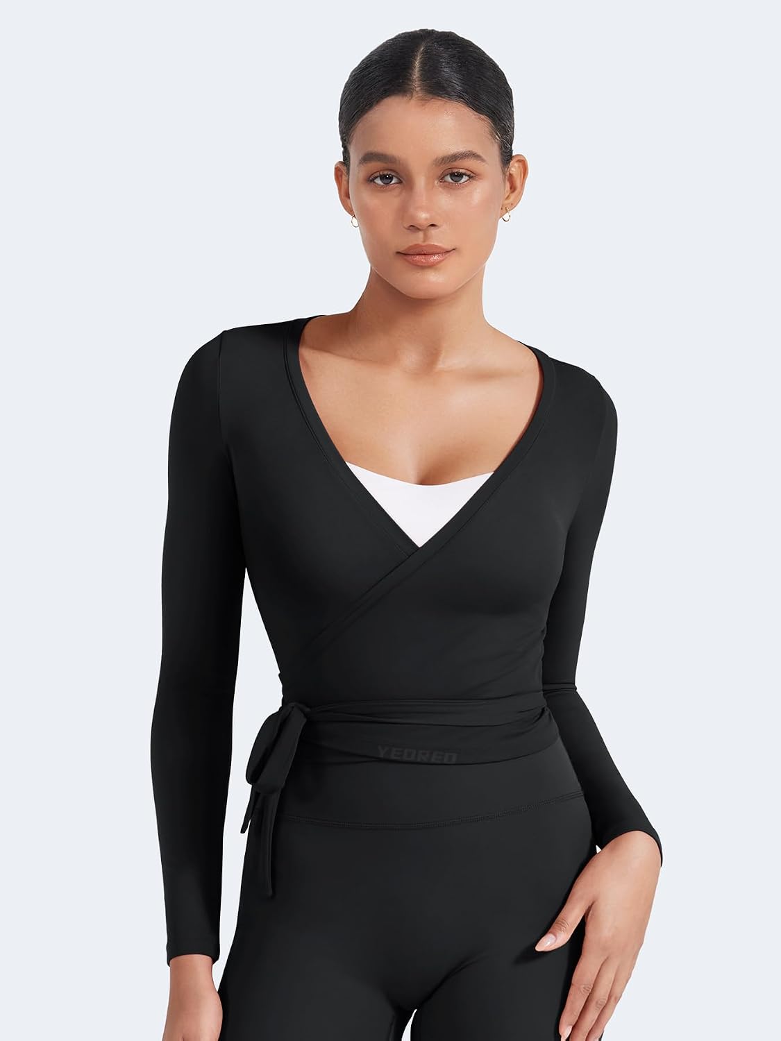 61JBT4Ao3xL._AC_SL1500_ بلوزة ميشيلي قصيرة ملفوفة بأكمام طويلة ورباط خصر وقبة على شكل حرف V للنساء، مستوحاة من موضة الألفينيات، مناسبة لتمارين البيلاتس واليوغا من يوريو - الصورة 3