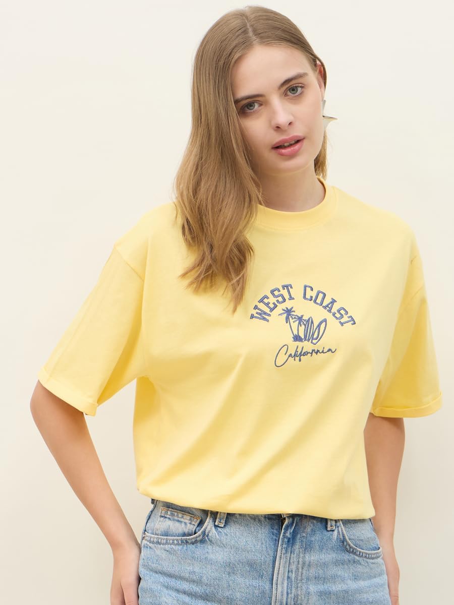 61aKhitbyYL._AC_SL1500_ تي شيرت بقصة واسعة بأكمام مطوية مطرز بطبعة عبارة "West Coast" للنساء من ستايلي - الصورة 2