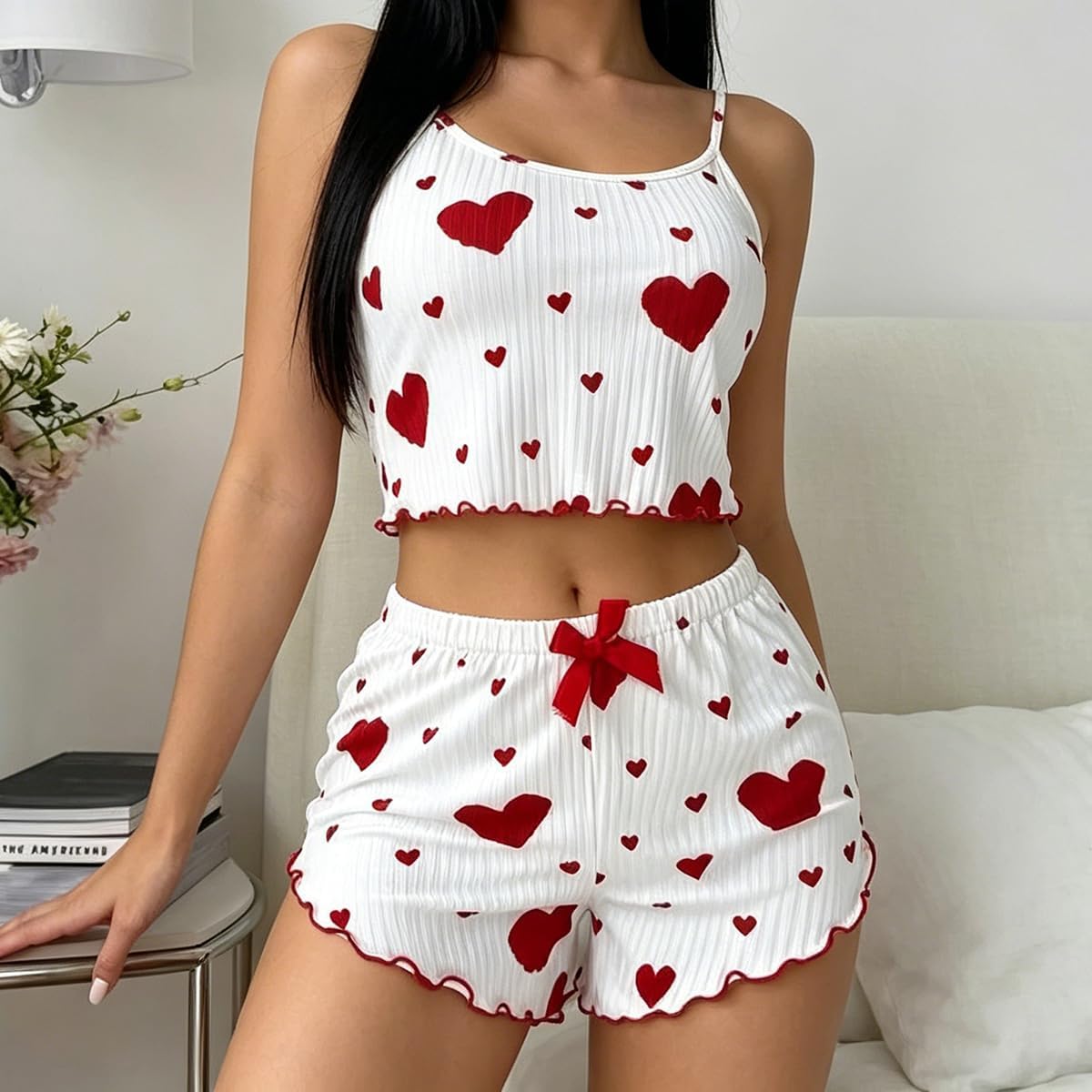 طقم نوم ناعم مكون من بلوزة بحمالات رفيعة وشورت مطبوع عليه قلب ابيض واحمر للنساء، ملابس نوم منزلية من قطعتين