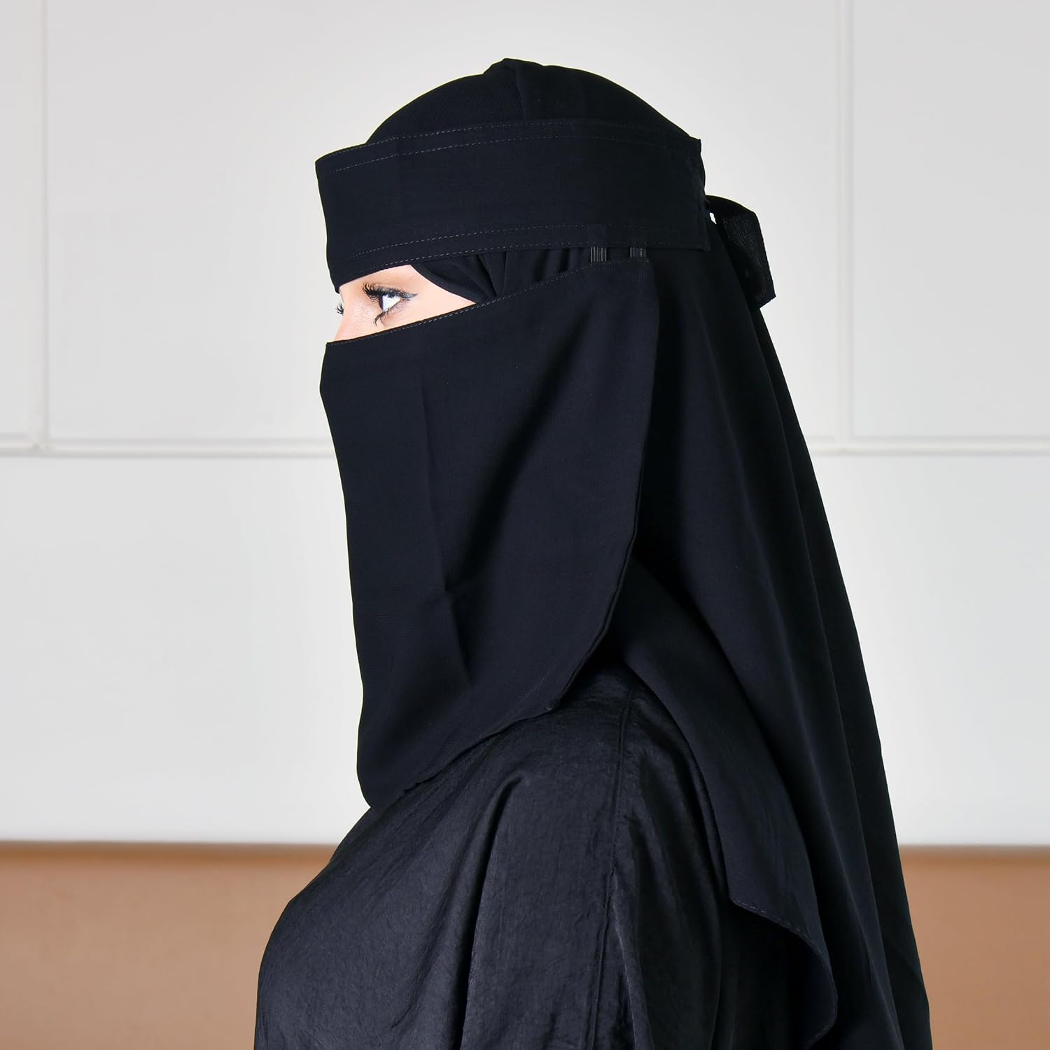 712ws-QBdiL._AC_SL1500_ نقاب نسائي قصير أسود بمطاطين وربطة إغلاق – تثبيت محكم وتصميم أنيق بخامة بوليستر فاخرة - الصورة 2