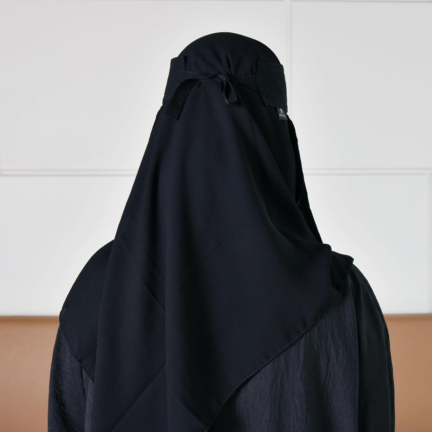 71Bv0ZDIiGL._AC_SL1500_ نقاب نسائي قصير أسود بمطاطين وربطة إغلاق – تثبيت محكم وتصميم أنيق بخامة بوليستر فاخرة - الصورة 4