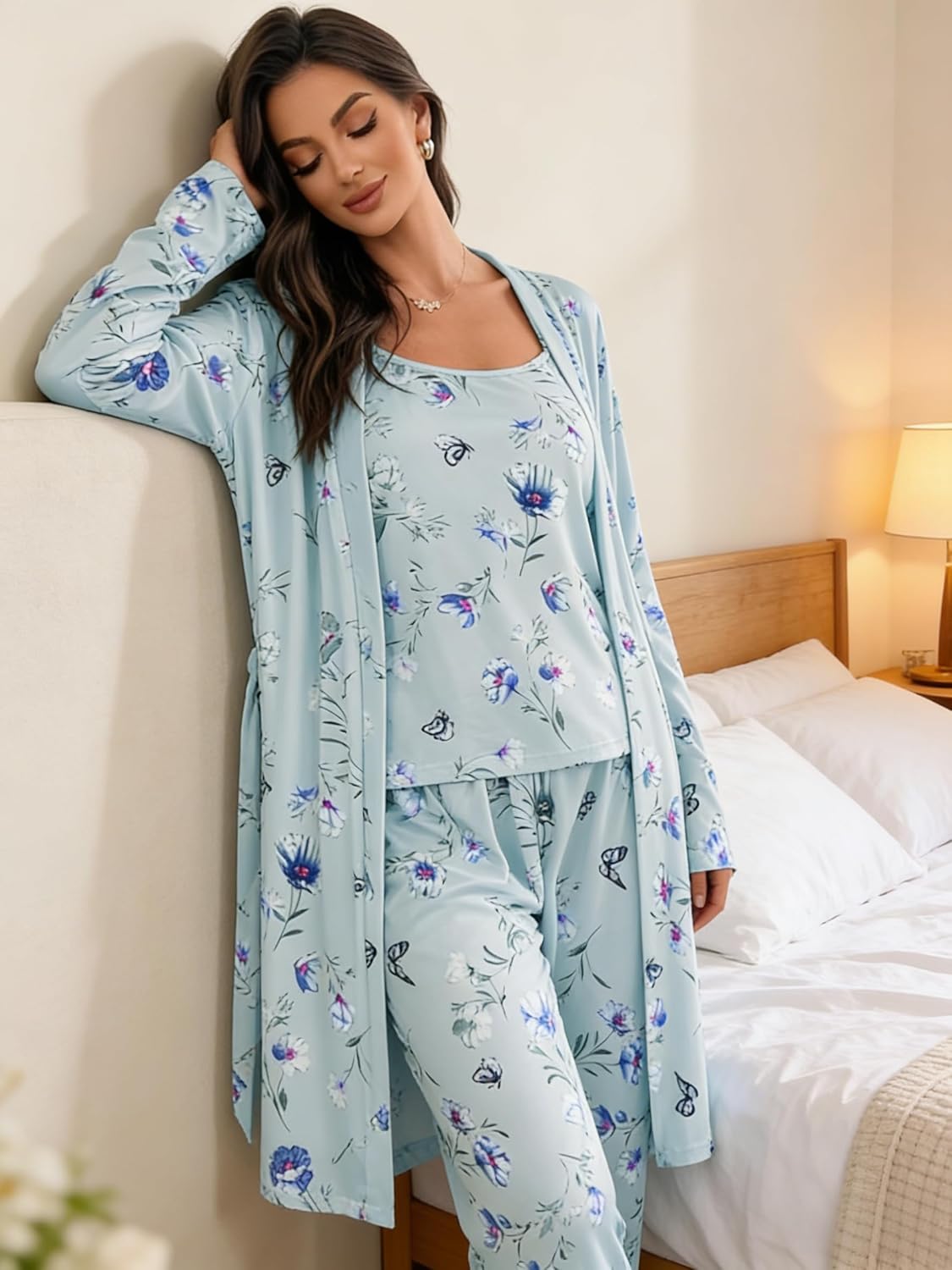 71OIw1PKGxL._AC_SL1500_ طقم بيجامة للنساء، روب بأكمام طويلة وبلوزة بحمالات وسروال، ملابس منزلية ناعمة للنوم والاسترخاء اليومي في الداخل، طقم من 3 قطع - الصورة 4