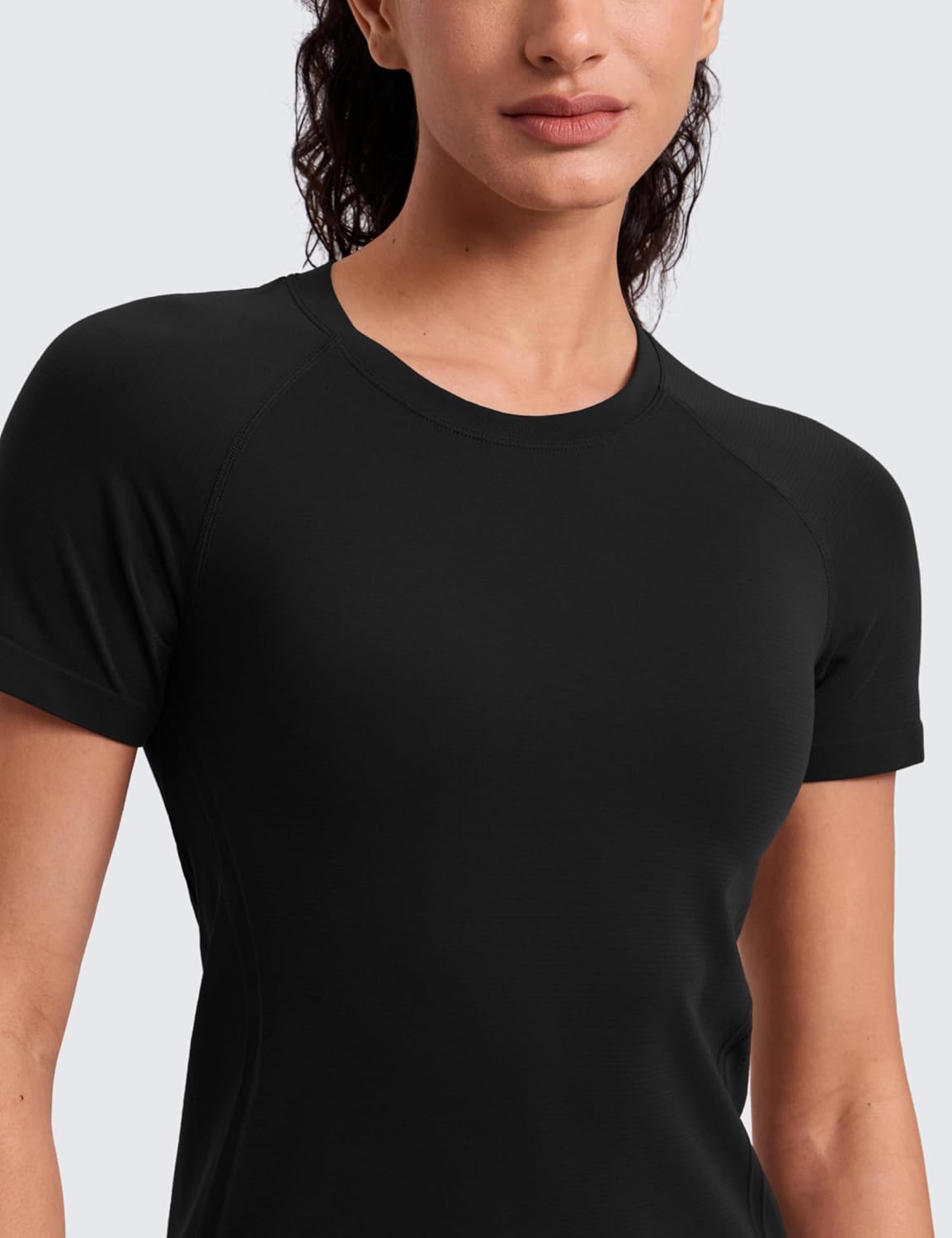 71b4pNNOkuL._AC_SL1500_ بلوزات رياضية بدون خياطة للنساء بأكمام قصيرة وجيدة التهوية من سي ار زد يوغا لصالة الألعاب الرياضية والجري واليوغا | بلايز بأكمام قصيرة وأكمام رجلان وفتحات شبكية للتمارين الرياضية والتمرينات الرياضية للنساء - الصورة 4