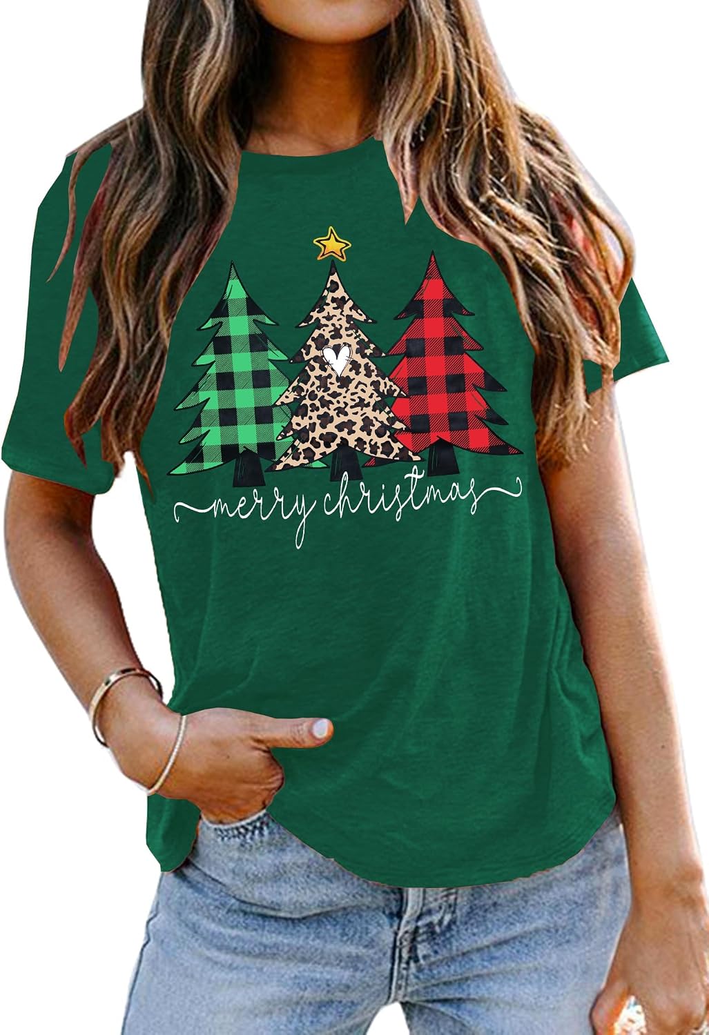 81Yk8AegRaL._AC_SL1500_ تي شيرت بطبعة شجرة الكريسماس للنساء بأكمام قصيرة مطبوع عليه عبارة Merry Christmas - الصورة 3