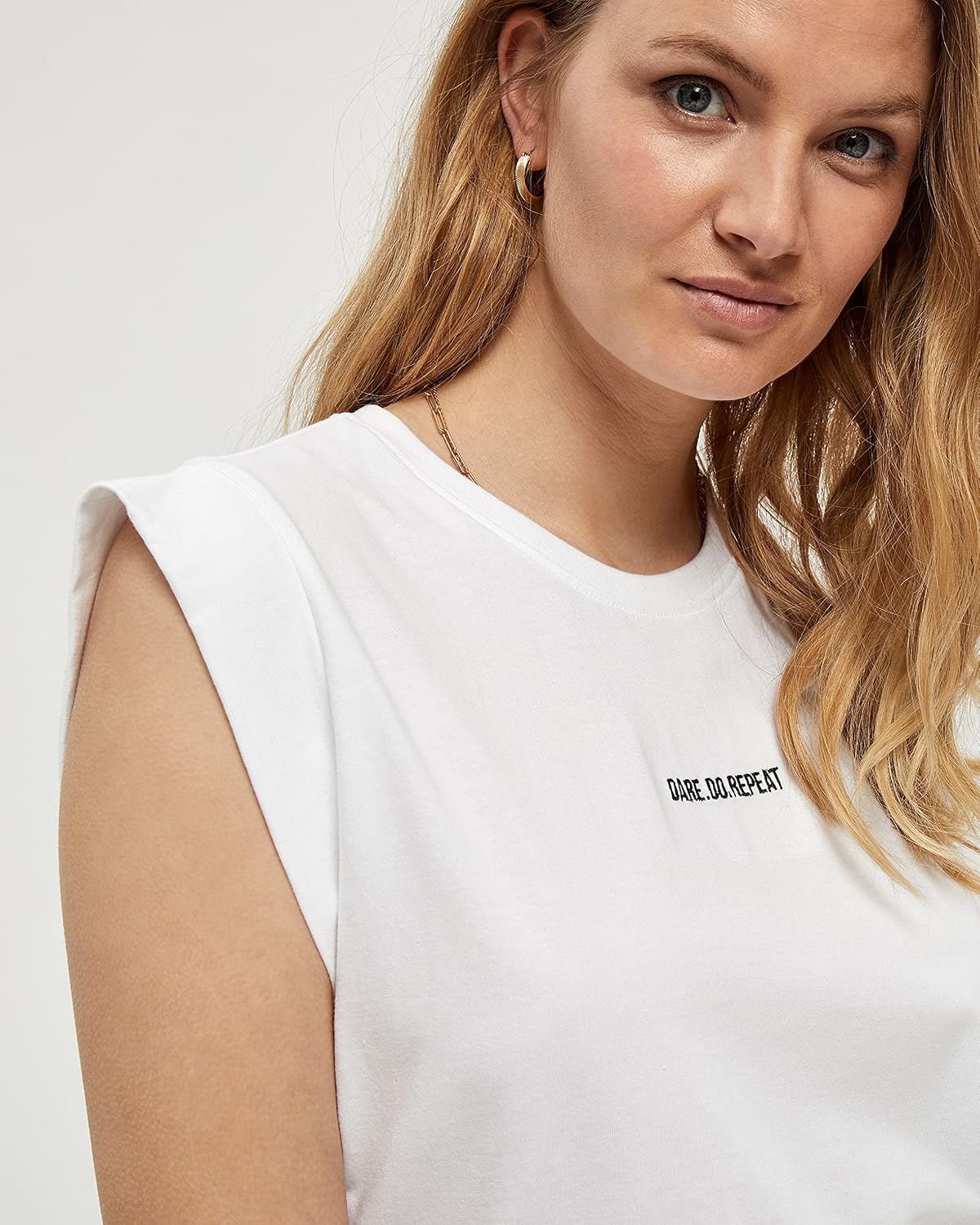 91MGgu50mqL._AC_SL1500_ تيشيرت هيناري للنساء من ديزاير (عبوة من قطعة واحدة) - الصورة 3